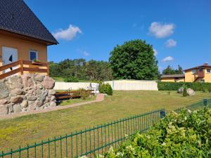 een tuin met een hek naast een huis bij Ferienwohnung Riemer in Garz