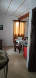 un soggiorno con tavolo e sedie di Casa Borea ad Andrano