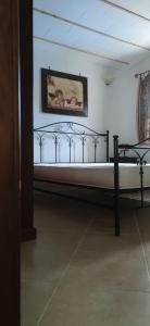 Bett in einem Zimmer mit Wandgemälde in der Unterkunft Casa Borea in Andrano