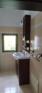 ein Bad mit einem Waschbecken und einem Fenster in der Unterkunft Casa Borea in Andrano