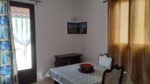 ein Zimmer mit einem Tisch und einer Schüssel darauf in der Unterkunft Casa Borea in Andrano