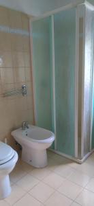 ein Bad mit einer Dusche, einem WC und einem Waschbecken in der Unterkunft Casa Borea in Andrano
