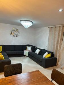 sala de estar con sofá azul y almohadas amarillas en Casa playa, en Segur de Calafell