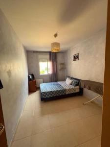 1 dormitorio con cama y ventana en Casa playa, en Segur de Calafell