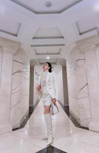 ハノイにあるHi-Home Suites - the West Lake Xuan Dieuの白いスーツと靴を履いた女性 +110枚の写真