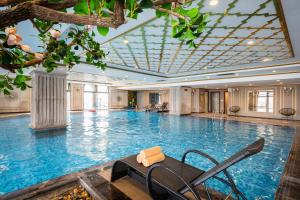 ハノイにあるHi-Home Suites - the West Lake Xuan Dieuの大きな天井の大型スイミングプール