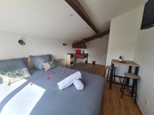 um quarto com uma cama com duas almofadas em Cosy Room em Saint-Romain-Lachalm