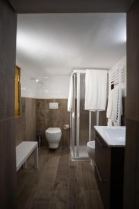 ein Bad mit einem WC, einer Dusche und einem Waschbecken in der Unterkunft Cala Baby Accommodation in Gravina in Puglia