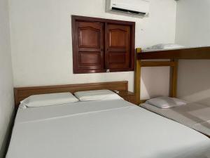 カプルガナにあるkelly toursの窓のある小さな部屋にベッドが2つある