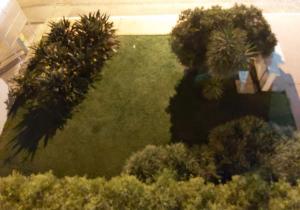 een uitzicht over een tuin met palmbomen en struiken bij Apto no hotel Comfort de Taguatinga in João Neiva