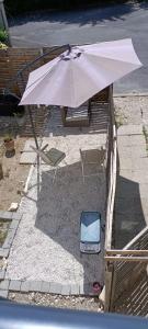un parapluie, une chaise et une boîte au sol dans l'établissement Chambre chaleureuse avec une vue dégagée, à La Frette-sur-Seine