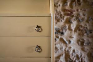 TognazzaAgriturismo Casalino18的米色梳妆台,墙上有两把手