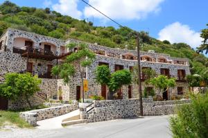 un edificio de piedra con una colina al fondo en Romantzo, en Mandrákion