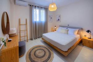 莫奈姆瓦夏Casa dell’ est的一间卧室配有一张床、一张桌子和梯子