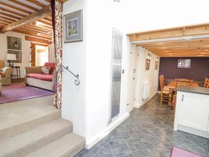 un couloir avec un escalier et un salon dans l'établissement Pen Y Bryn Cottage, à Llandudno Junction
