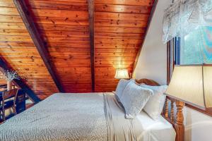 um quarto com uma cama e uma parede de madeira em Adventure Awaits em Rogers