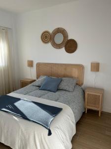 1 dormitorio con cama y espejo en la pared en Apartamento Costa Dorada, en Miami Platja