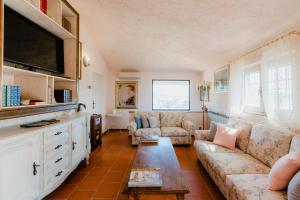 een woonkamer met een bank en een tafel bij la tana del geco in Massarosa