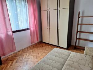 een kamer met een kast, een deur en een ladder bij Kuća za odmor - MAJA in Kruševac