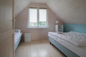 サルビノボにあるBiala-Wydmaの屋根裏のベッドルーム(ベッド2台、窓付)