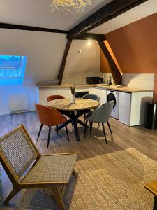 una cucina e una sala da pranzo con tavolo e sedie di La casa Terracotta - centre ville , spacieux & confortable a Béthune