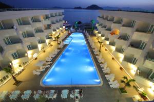 una vista aérea de una piscina en un hotel en Dragut Point South Hotel-All Inclusive, en Turgutreis