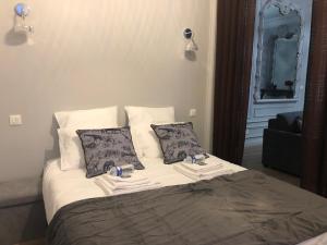 łóżko z dwiema poduszkami w pokoju w obiekcie Maison Gabriel Appartement PLUME w mieście Abbeville