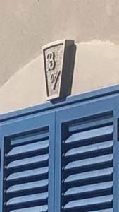 un armario azul con un cartel encima en Blue Velvet, en Punta Secca