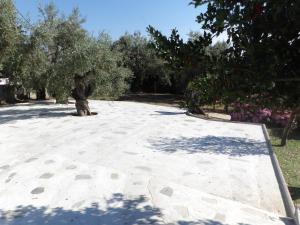a garden with a tree in the middle of it at Villa Marina, Βίλλα Μαρίνα in Mileai
