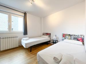 a bedroom with two beds and a window at Apartamento MILU en Arinsal in Arinsal