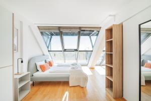 1 dormitorio con 1 cama en una habitación con ventanas en Apartments next to Schönbrunn - Free Parking !!!, en Viena