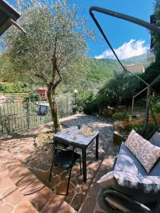 a patio with a table and a couch on a patio at Fonzi’s House in La Spezia