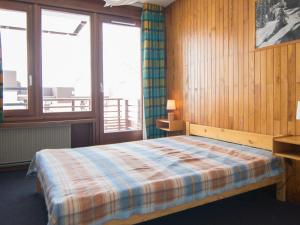 ティーニュにあるAppartement Tignes, 3 pièces, 8 personnes - FR-1-449-22の窓付きの部屋にベッド付きのベッドルーム1室があります。