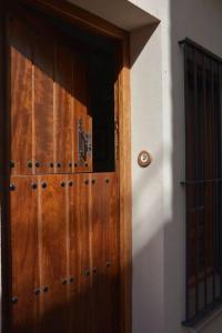 een houten deur in een kamer met bij Casa Arcadio in Villar de Canes
