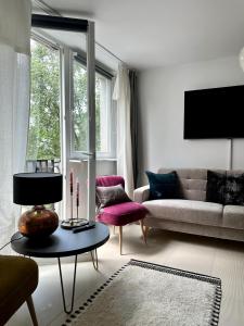 - un salon avec un canapé et une table dans l'établissement Apartament Warszawa Śródmieście, à Varsovie