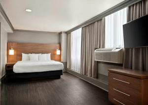 Postel nebo postele na pokoji v ubytování Days Inn by Wyndham Vancouver Downtown + 37 fotografií