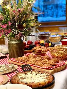 una mesa cubierta con muchos tipos diferentes de comida en Turistické ubytovanie Sova, en Ždiar