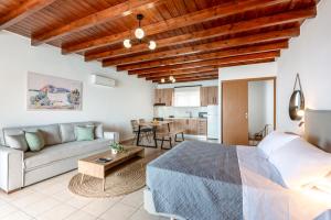 un soggiorno con letto e divano di Superb apartmentS Kriaras sea view in Sfakia a Khóra Sfakíon