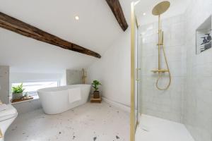 Un baño con bañera y ducha y un inodoro. en Stylish, comfortable, convenient!, en Bala