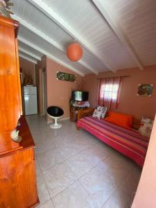 sala de estar con sofá y mesa en Cocon Tropical en Vieux-Habitants