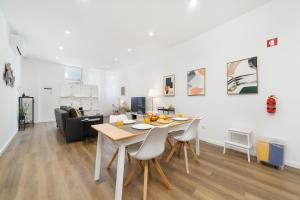 een eetkamer met een tafel en stoelen in een kamer bij LUMO Flat Fátima in Fátima