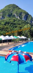 Pemandangan gunung umum atau pemandangan gunung yang diambil dari rumah tamu ini
