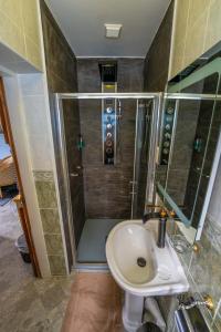 La salle de bains est pourvue d'une douche et d'un lavabo. dans l'établissement Ferndale Luxury Boutique Bed & Breakfast, à Keel