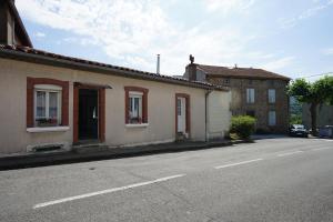 eine leere Straße mit einem Gebäude am Straßenrand in der Unterkunft La maison du Thoré in Saint-Amans-Valtoret