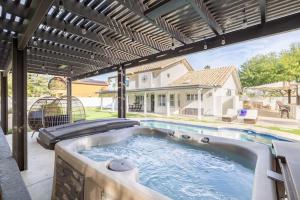Piscina de la sau aproape de Style & Luxury in this amazing 4BR home with Pool!