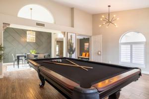 Billard dans l'établissement Style & Luxury in this amazing 4BR home with Pool!