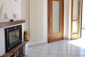 ein Wohnzimmer mit einem Kamin und einer Holztür in der Unterkunft La casa di Enzo in Noli