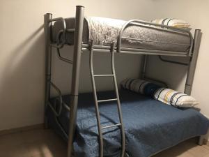 two bunk beds in a room with a ladder at Lindo departamento con 2 cuartos y excelente ubicacion. in Hermosillo