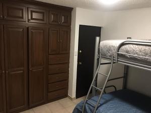 a bedroom with a bunk bed and a closet at Lindo departamento con 2 cuartos y excelente ubicacion. in Hermosillo +2 photos