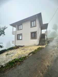 una casa al lado de un camino de tierra en BULUTLU DAĞ EVİ 